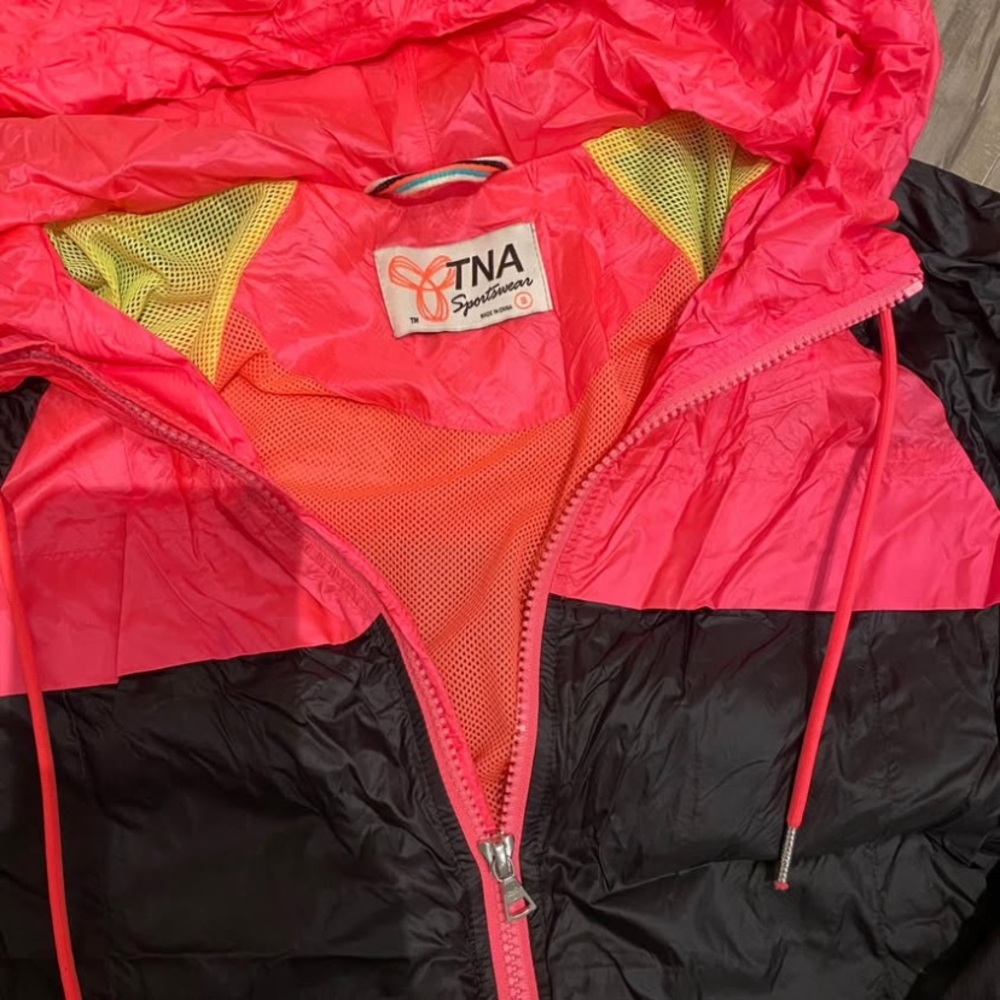 Trendy hot pink TNA windbreaker/rain jacket w YTK vibe